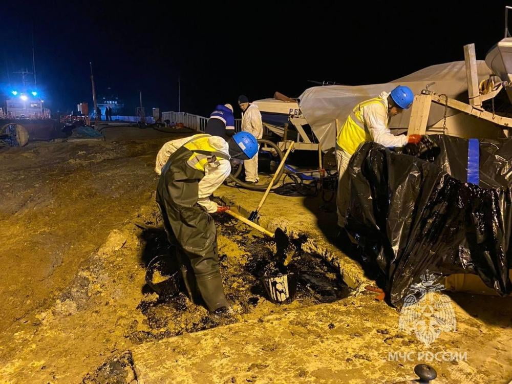 Разлив мазута в акваторию Таманского залива произошел с территории яхт-клуба