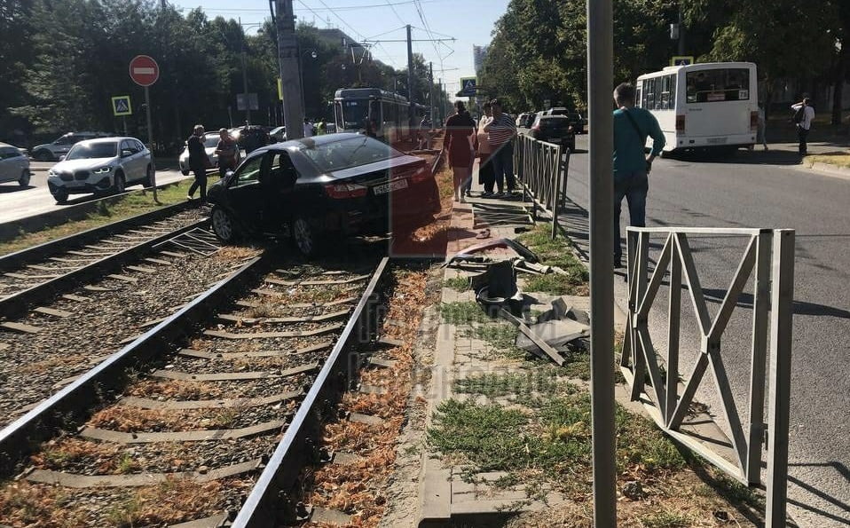 В Краснодаре пенсионерка на иномарке вылетела на трамвайные рельсы