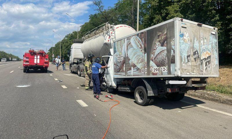 Водитель «Газели» загубил пассажира, протаранив стоящий грузовик под Краснодаром