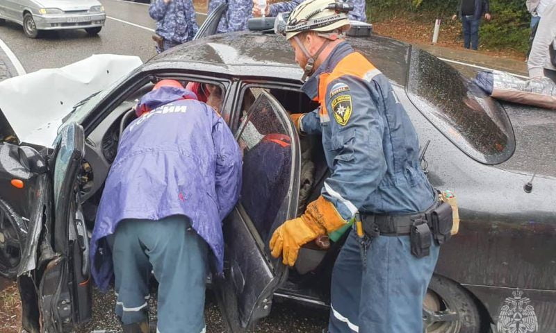 Семью зажало в салоне покореженной иномарки после ДТП в Сочи