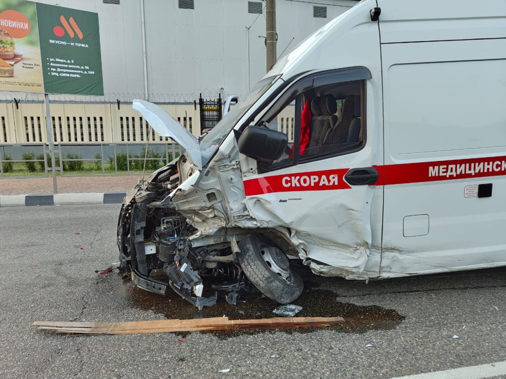 Машина скорой попала в аварию с 3 легковушками в Новороссийске