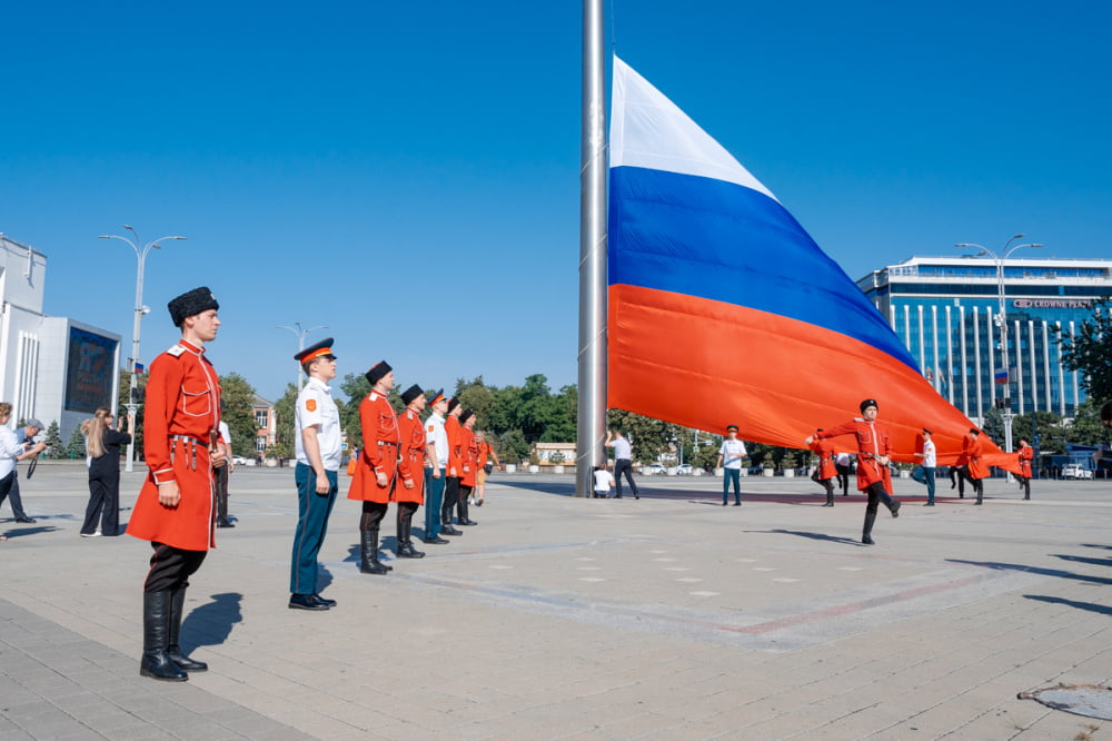 Огромный триколор развернут в День флага в Краснодаре