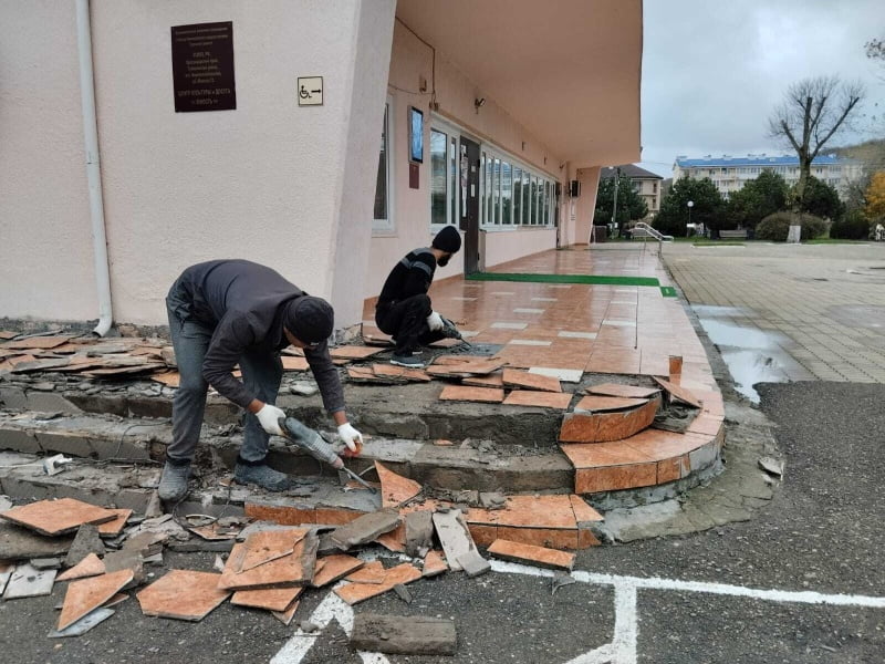 В поселке Новомихайловском ремонтируют пострадавший во время потопа Центр культуры и досуга