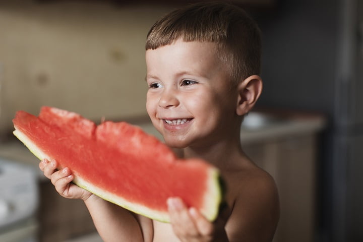 Топ-7 самых опасных продуктов для детей в жару