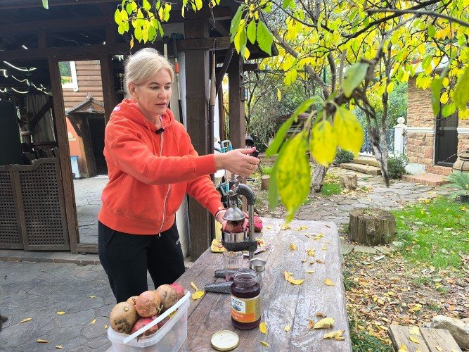 Фото: «Кубань Информ». Василиса Самохина давит гранатовый сок