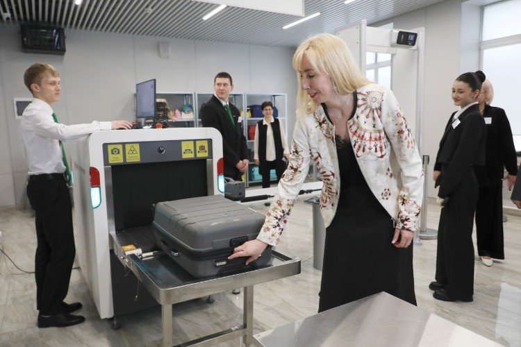 Вице-губернатор Анна Минькова осматривает учебные тренажеры.