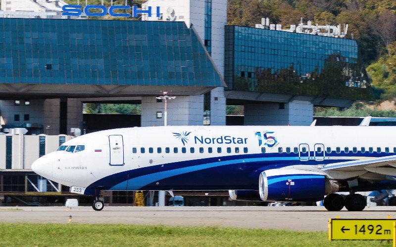 Самолет в аэропорту.