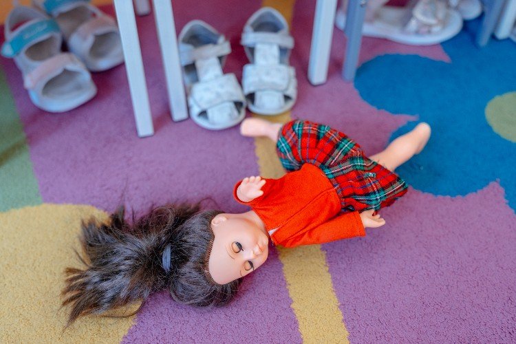 Упавшая на пол кукла