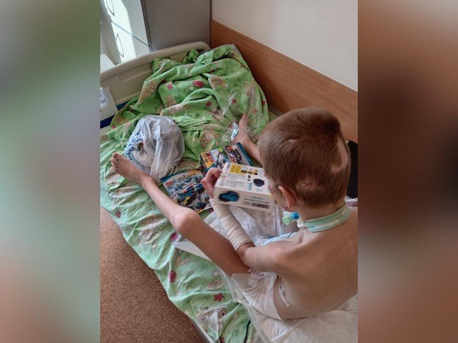 Покусанный хаски девятилетний Валентин Королев в больничной палате.