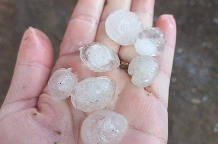 Град на ладони