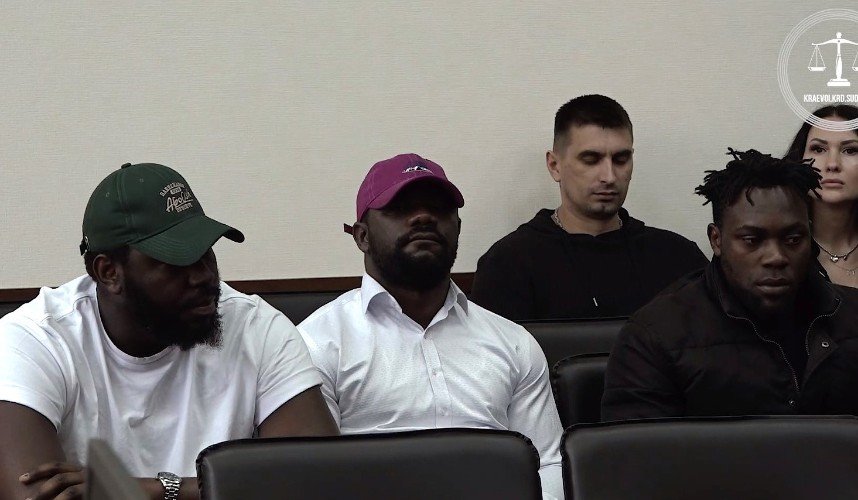 Студенты иностранцы в зале суда