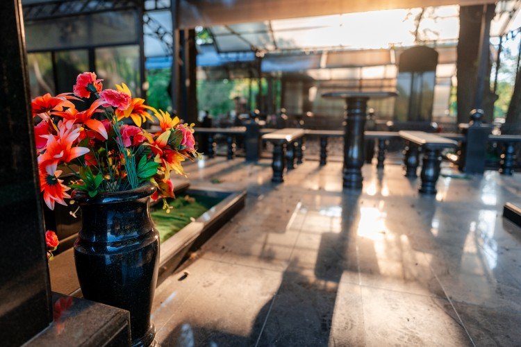 Цветы на кладбище