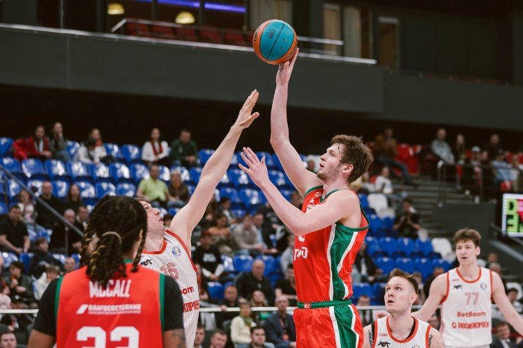 Баскетболисты на игре