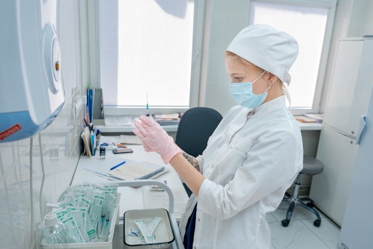 Медсестра со шприцем