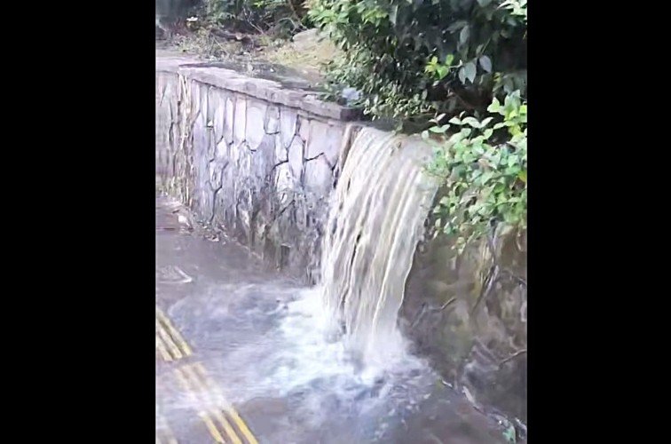 Вода льется на дорогу