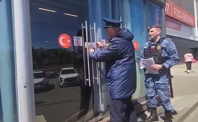 приставы опечатывают дверь