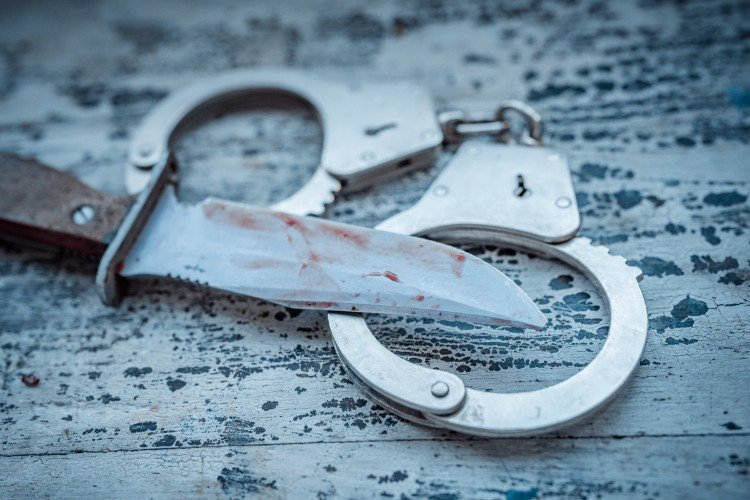 нож лежит на столе