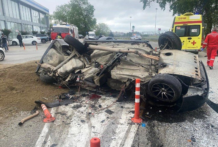 разбитая машина лежит на дороге