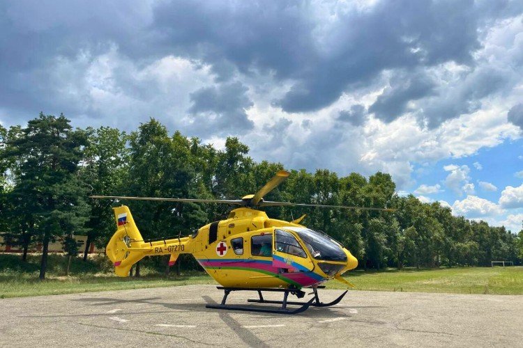 вертолет стоит на площадке