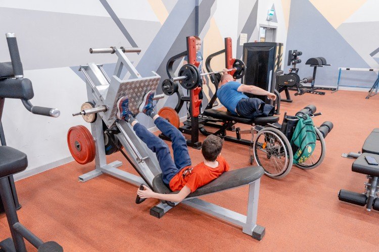 люди занимаются на тренажерах