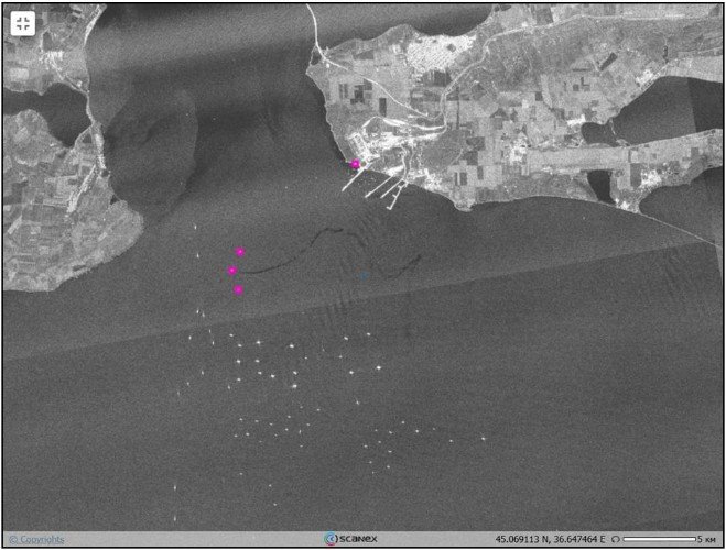 Спутниковые снимки новых выбросов мазута с затонувших танкеров в Керченском проливе