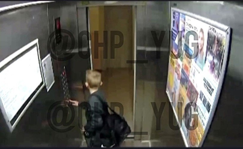 мальчик стоит в лифте