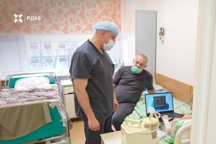 Валя с отцом на осмотре у врача.