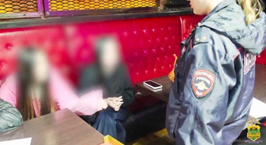 полиция в клубе проверяет