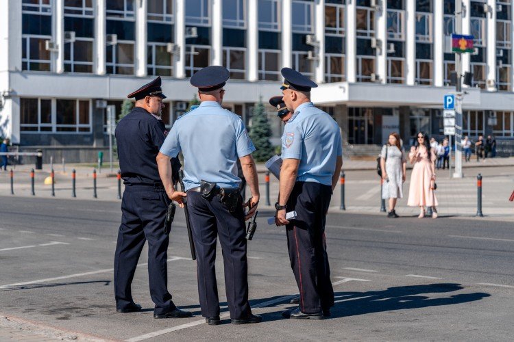 полицейские стоят на улице