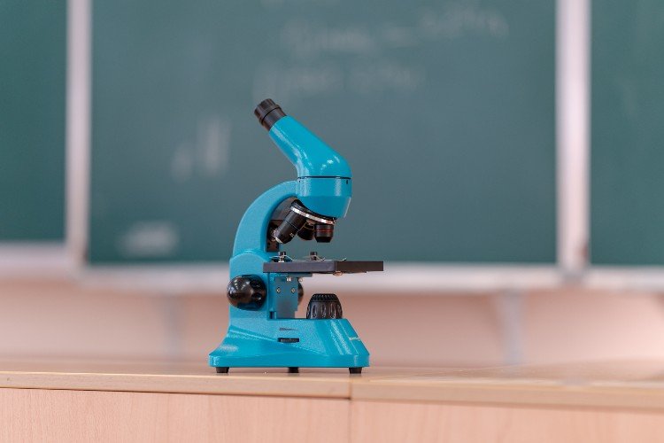 Микроскоп на учебном столе в классе