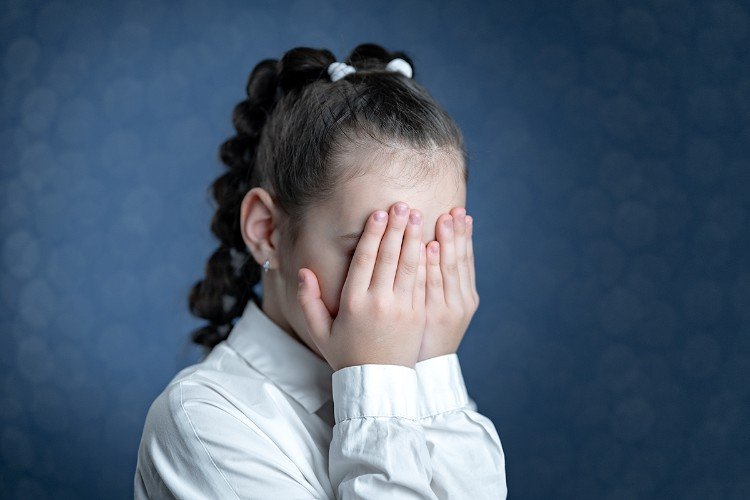 девочка плачет