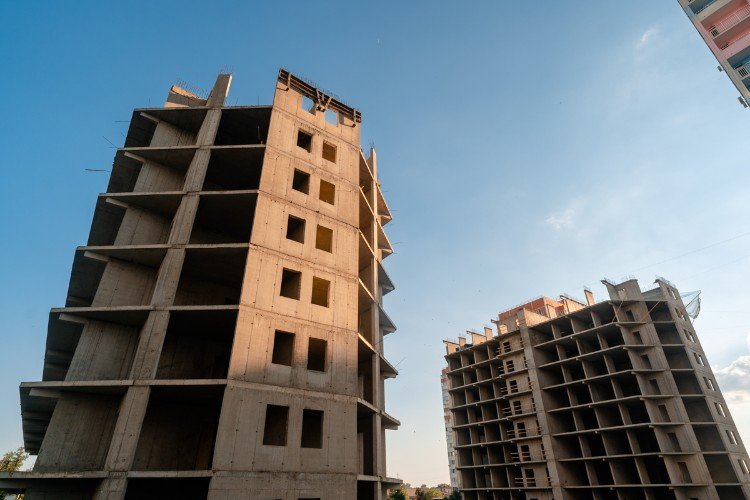 недостроенные дома стоят