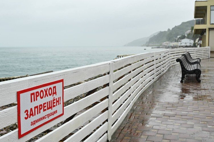 забор стоит на пляже