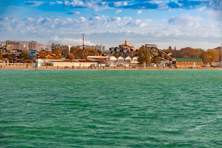 город на берегу моря