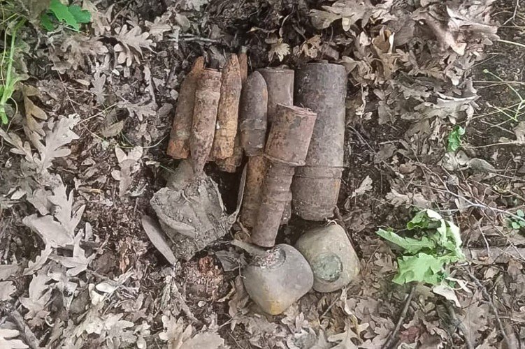 боеприпасы лежат в земле
