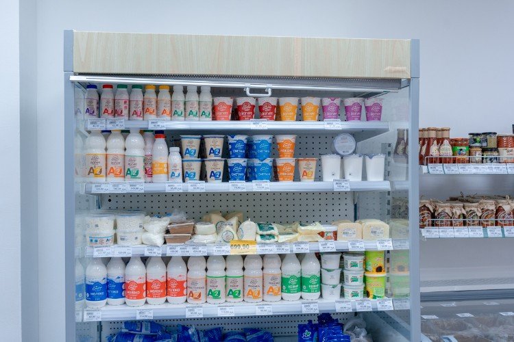 молоко стоит на прилавке