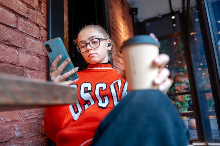 Девушка с телефоном.