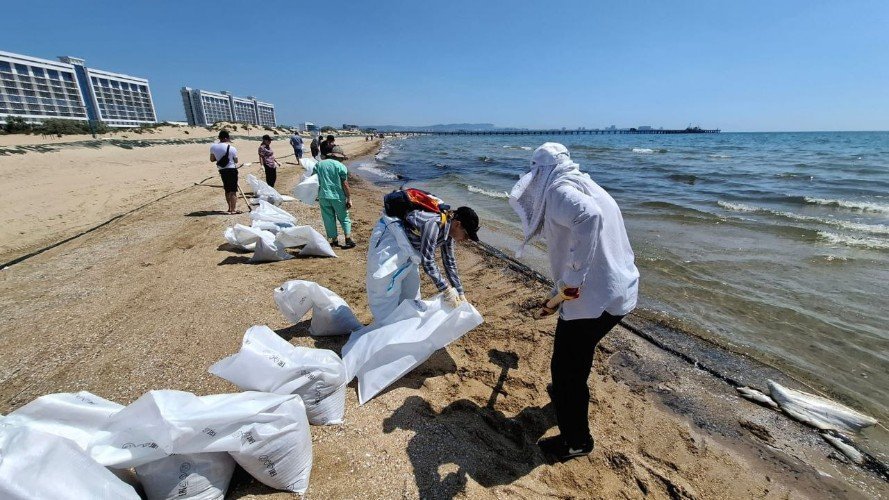 Уборка мазута.