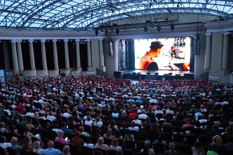 люди смотрят кино