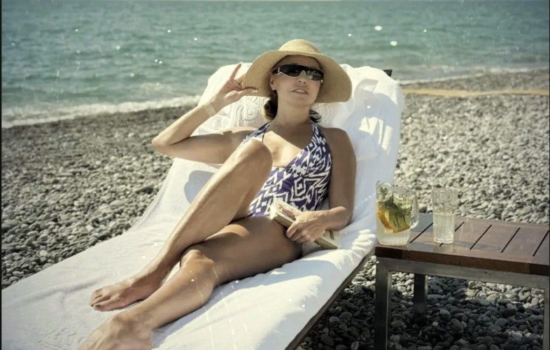 навка лежит на пляже