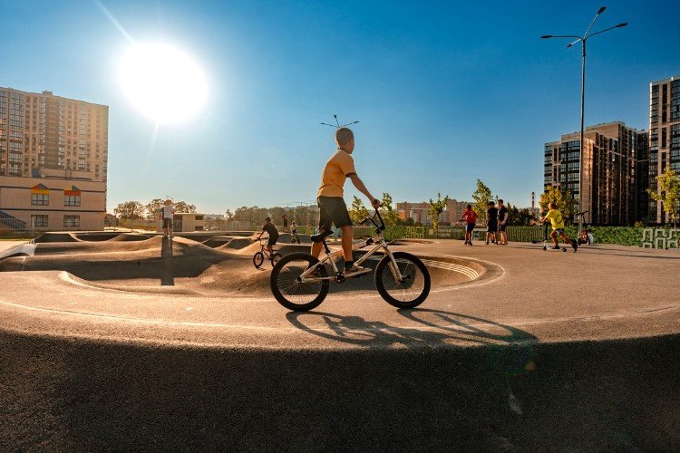 ребенок едет на велосипеде