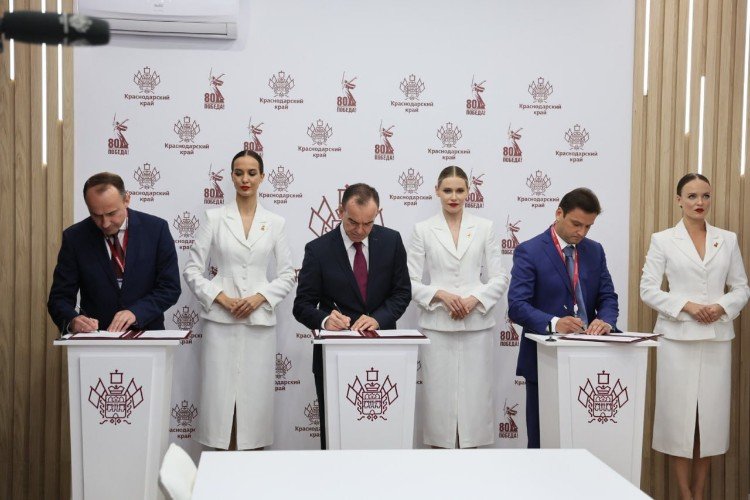 люди подписывают документы