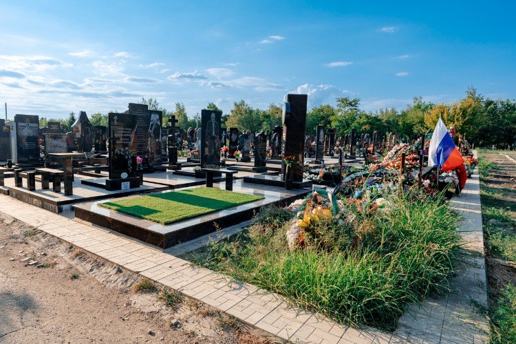 могилы на кладбище