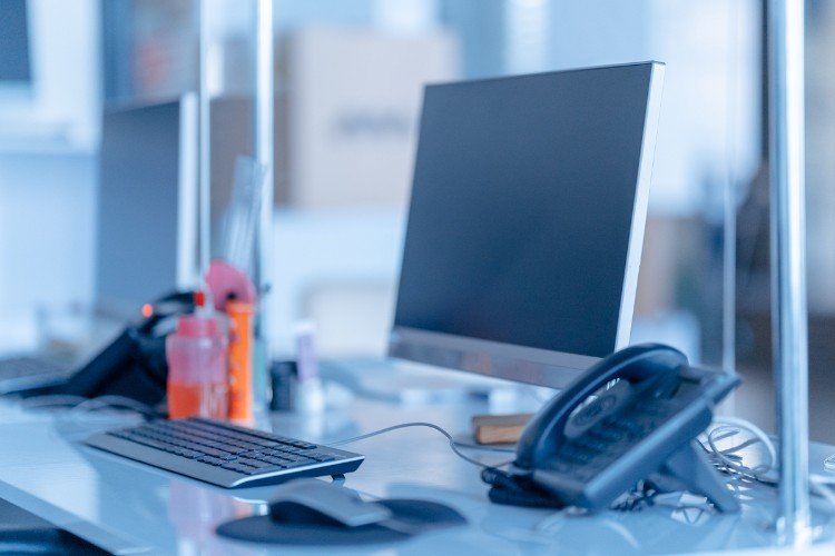 компьютер стоит на столе