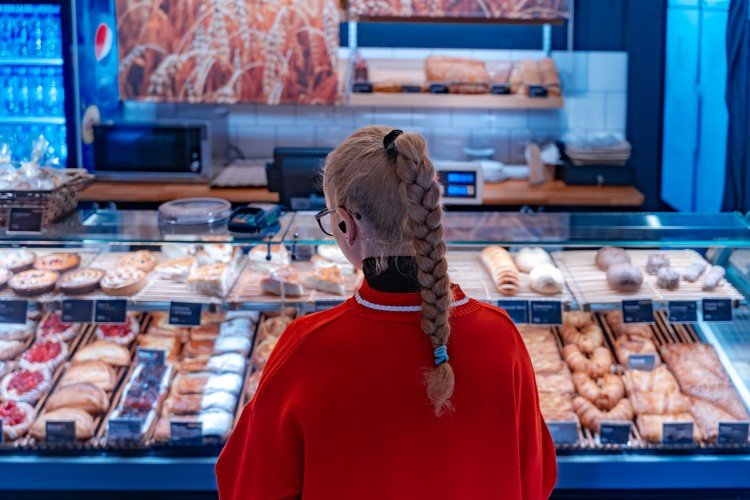 девушка стоит у прилавка