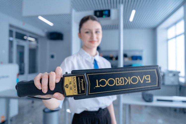 девушка держит блокпост