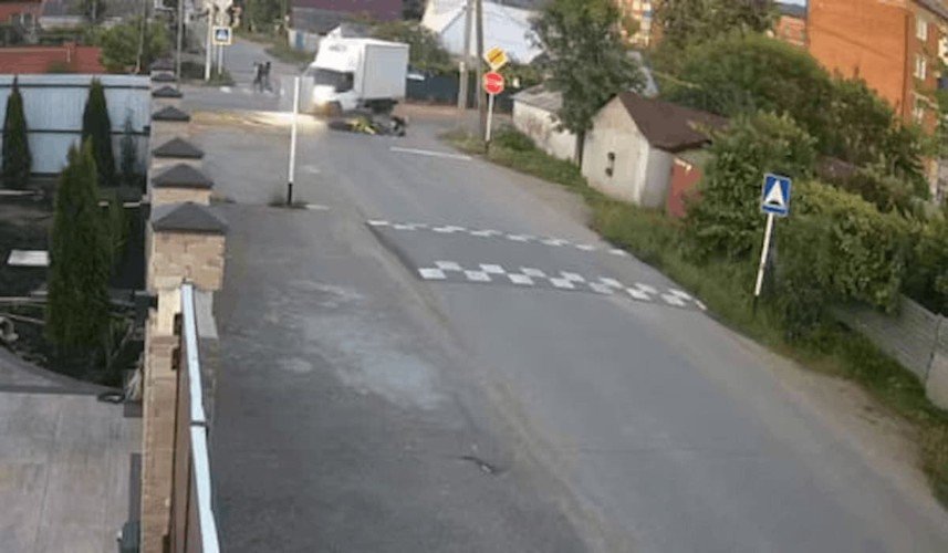 Подростки на мотоцикле влетели в грузовик в Апшеронске