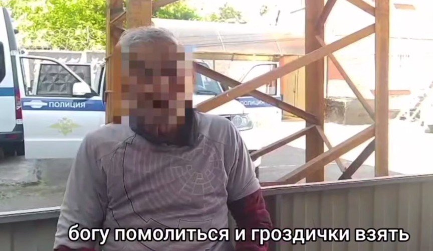 мужик сидит в беседке