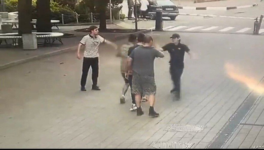 Две компании сошлись в уличной драке в Туапсе