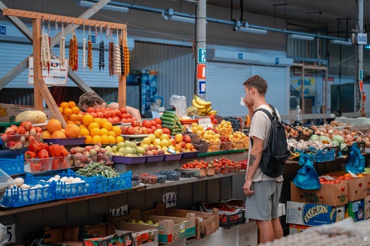 Фрукты лежат на прилавке